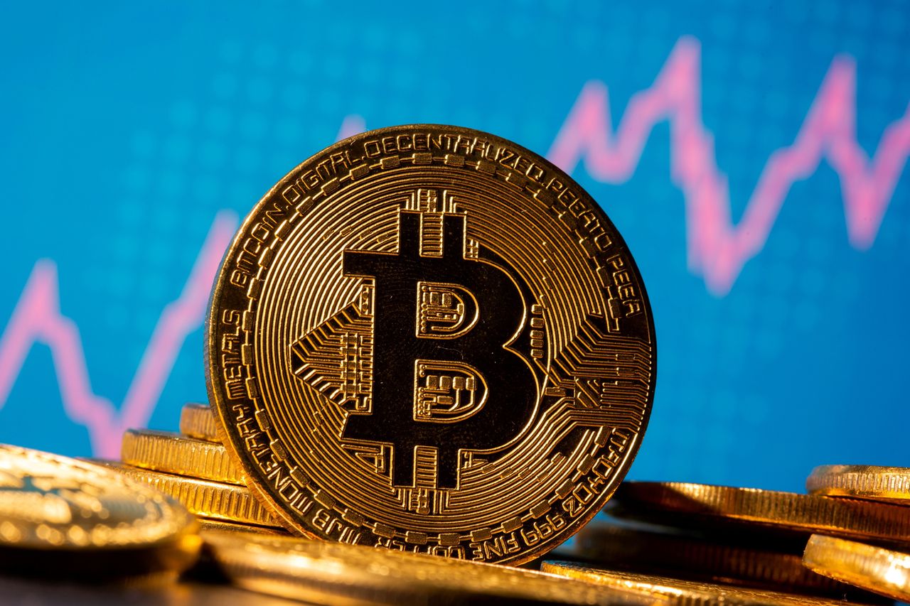 Bitcoin Confidence Wavers as ETF Outflows Hit Crypto Sentiment